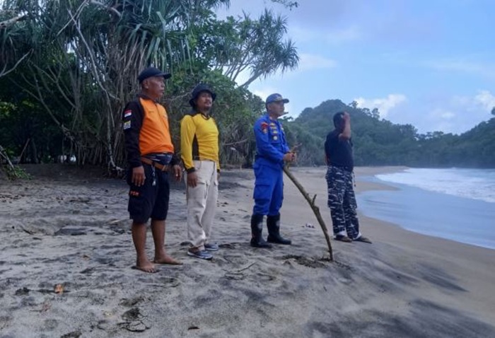 HARI KEENAM PENCARIAN: Tim mengamati kondisi laut untuk mencari keberadaan Muhammad Reval Abwinanda, mahasiswa polinema yang hanyut di Pantai Ungapan, Desa Gajahrejo, Kecamatan Gedangan, kemarin.