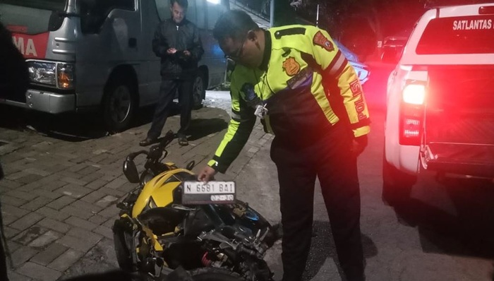 LAKA LANTAS: Petugas Satlantas Polres Malang memeriksa sepeda motor korban di Jalan Raya Soetomo, Desa Turirejo, Kecamatan Lawang.