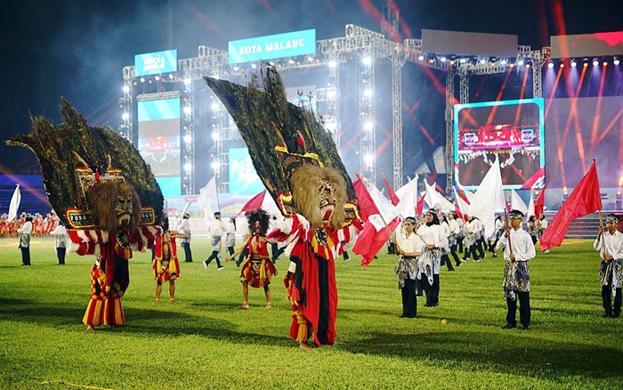 MERIAH: Tari Kolosal Mbois Berkelas menampilkan kombinasi beragam jenis tarian. Seperti tari beskalan dan reog ponorogo.