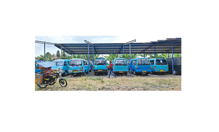 TAK BEROPERASI: Deretan angkutan pedesaan (angdes) parkir di terminal dekat pesarean Gunung Kawi, Wonosari kemarin.