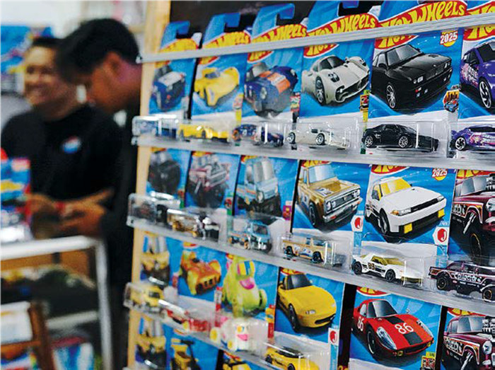 SURGA BAGI KOLEKTOR : Deretan diecast Hot Wheels terpajang di Mater Garage kemarin.