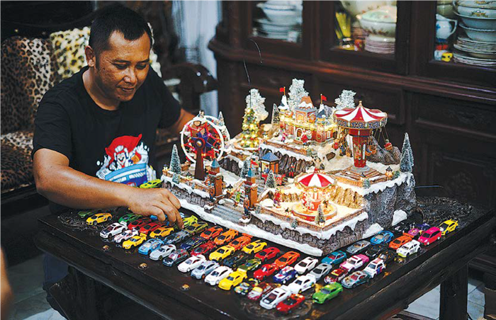 INVESTASI : Andrie Ariyanto Dhaniel menata diecast yang sudah dikoleksinya sejak 1993 hingga sekarang.