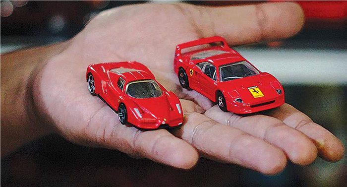 LANGKA DAN PUNYA NILAI: Diecast Ferrari Enzo (kiri) dan Ferrari F40 menjadi seri yang jarang dijumpai di pasaran.