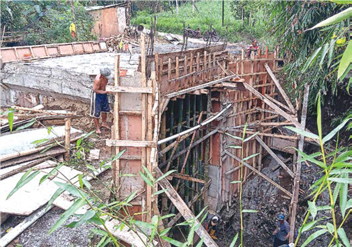 INFRASTRUKTUR: Pekerja menggarap proyek pembangunan jembatan Wonorejo yang menghubungkan Lawang-Singosari, Jumat lalu (27/6).