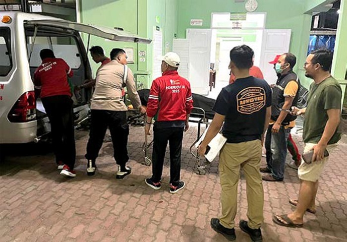 BELUM SEMPAT BERTANDING: Jenazah atlet sambo dari Kabupaten Bangkalan langsung dibawa pihak keluarga pada Jumat malam (27/6) untuk disemayamkan.