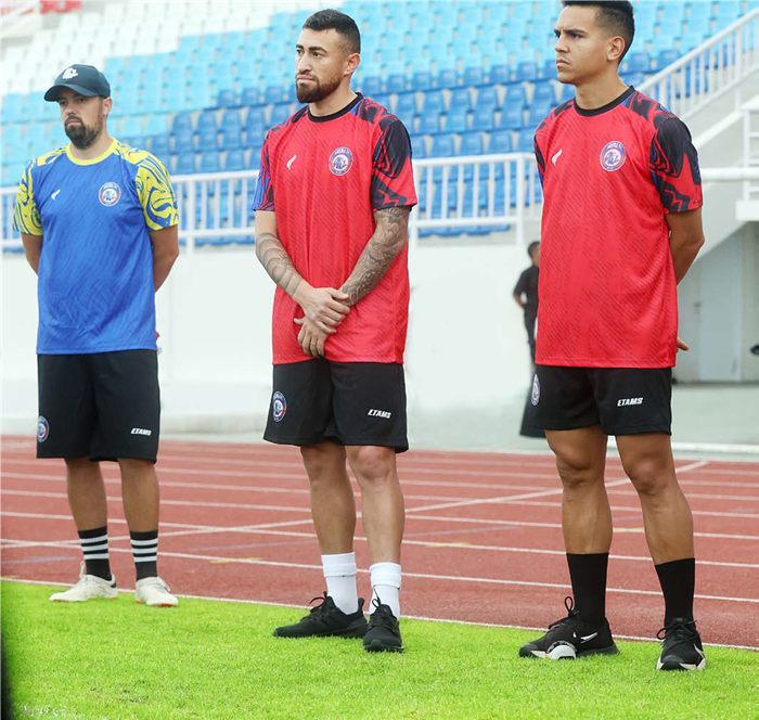 TANTANGAN BARU: Paulinho Moccelin (tengah) dan Valdeci Moreira (kanan) mendengarkan instruksi tim pelatih saat sesi latihan di Stadion Kanjuruhan.