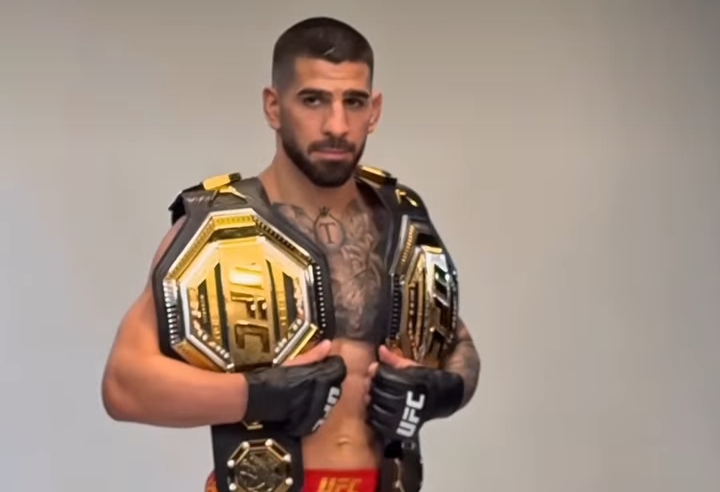 JAGO KO: Ilia Topuria menjadi juara Divisi Lightweight usai mengalahkan Charles Oliveira pada ronde pertama dalam UFC 317.