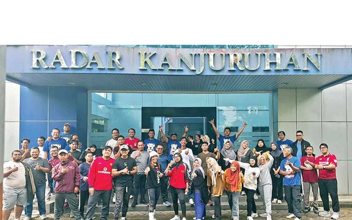 MERIAH: Karyawan Jawa Pos Radar Malang melakukan senam sehat bersama di halaman kantor Radar Kanjuruhan Kamis lalu (26/6).