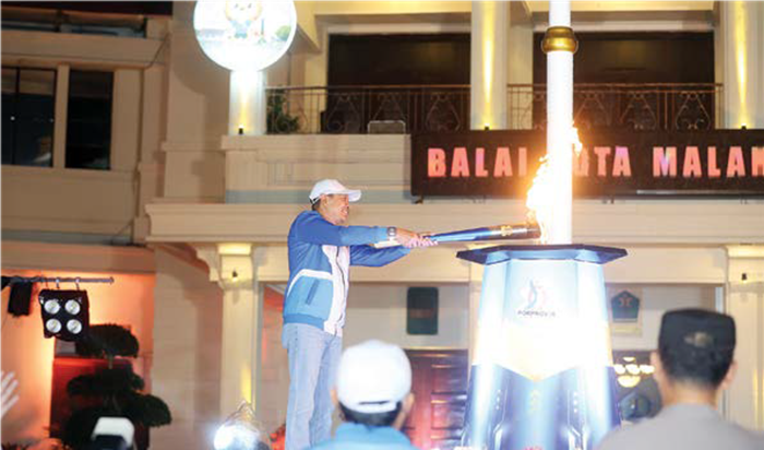 JUNJUNG SPORTIVITAS: Wali Kota Malang Wahyu Hidayat meletakkan api Porprov IX Jatim di halaman Balai Kota Malang.