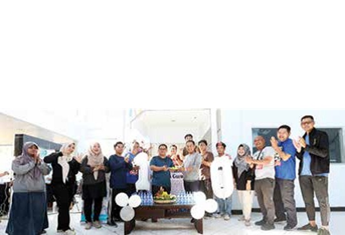 CEREMONIAL: Direktur Radar Malang Tauhid Wijaya memotong tumpeng dalam rangka HUT Ke-10 Jawa Pos Radar Kanjuruhan.