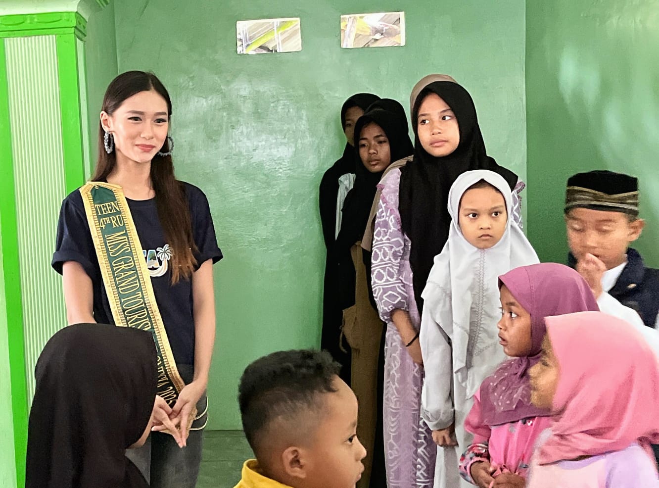 BANYAK PRESTASI: Almira Athifa Zulfa ambil bagian dalam kegiatan bakti sosial bersama anak-anak yatim di Kecamatan Bantur, Kabupaten Malang, Sabtu lalu (28/6).(NAHDIATUL AFFANDIAH / RADAR MALANG)