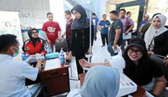 MENGANTRE: Karyawan Jawa Pos Radar Malang menjalani pemeriksaan kesehatan gratis dari RS Wava Husada Kamis lalu (26/6).