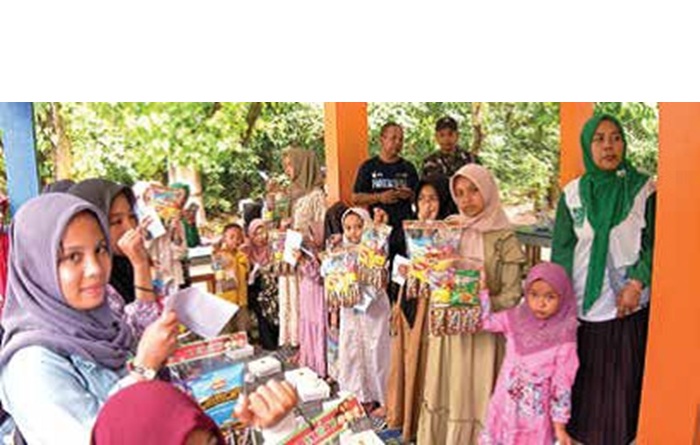 BAKTI SOSIAL: Anak-anak yatim menerima bingkisan usai bermain game di Pantai Banyu Meneng, Kecamatan Bantur, Kabupaten Malang.