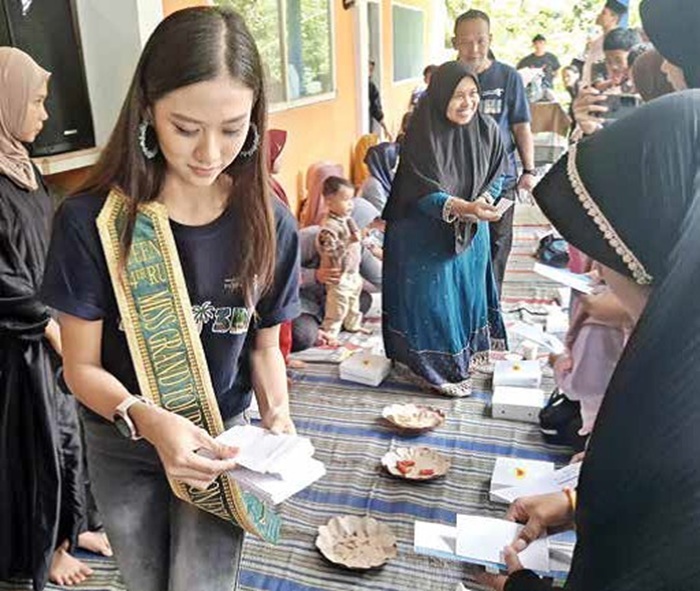 SANTUNAN: Miss Grand Tourism Indonesia 2025 Almira Athifa Zulfa menyerahkan donasi kepada anak-anak yatim.
