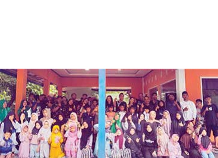 SEMARAK: Seluruh panitia dan peserta kegiatan bakti sosial melakukan foto bersama.
