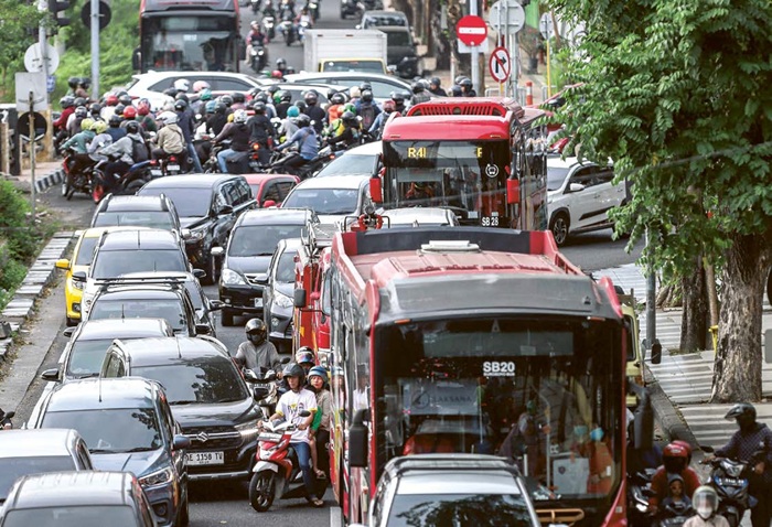 LANGGANAN MACET: Antrean kendaraan mengular di Jalan Ahmad Yani. Dishub mengusulkan aturan ganjil genap untuk mengurai kemacetan.