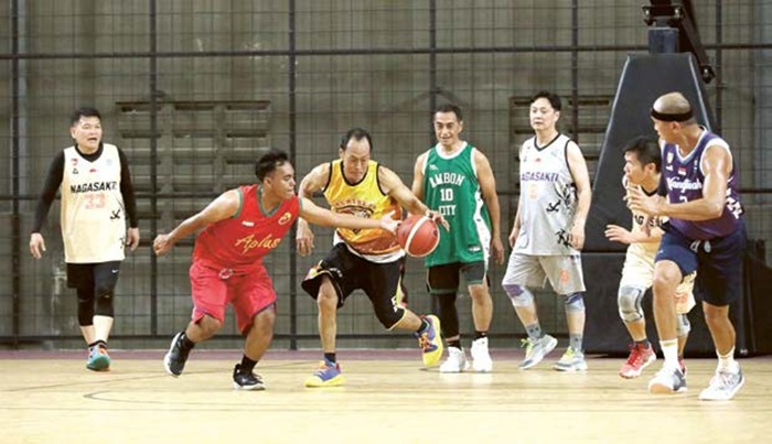 JAGA KESEHATAN JANTUNG: Sejumlah lansia bermain basket di Mayasi Basketball Court, Kalijudan, Mulyorejo, kemarin (29/6).