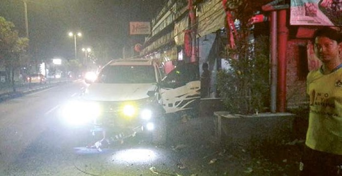 KECELAKAAN TUNGGAL: Kondisi mobil milik Prasetiyo seusai menabrak bengkel di Jalan Raya Gedangan kemarin (29/6).