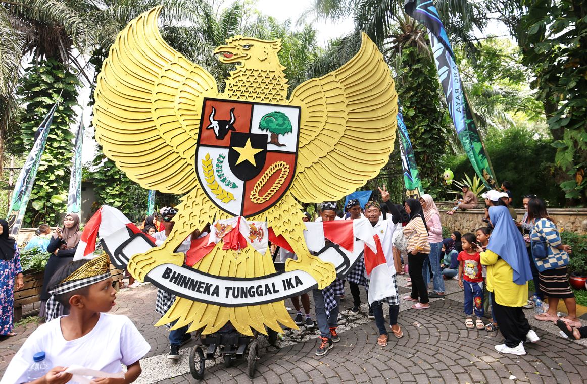 SENI BUDAYA: Masyarakat menyemut di gang-gang perkampungan Balearjosari untuk menyaksikan arak-arakan miniatur burung garuda kemarin (29/6).