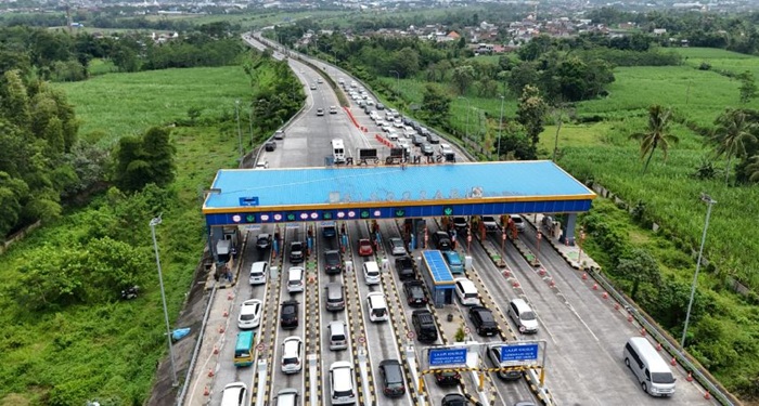 PADAT: Penampakan kepadatan kendaraan di Gerbang Tol Singosari selama libur panjang tahun baru Islam pada Sabtu lalu (28/6).