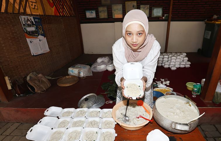 TRADISI: Salah satu warga di Kampung Gribig Religi menyiapkan 400 porsi bubur untuk dibagikan kepada warga sekitar kemarin.