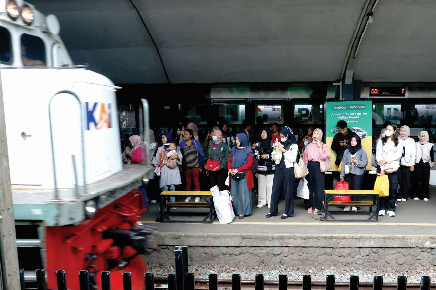 MEMBELUDAK: Penumpang antre menunggu kereta yang baru tiba di Stasiun Malang Kota Baru kemarin siang.