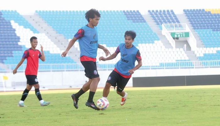 KOMPLET: Jayus Hariono (kiri) menggiring bola dalam sesi latihan Arema FC di Stadion Kanjuruhan beberapa waktu lalu.