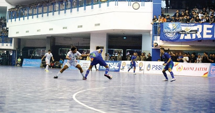 LEGAWA: Pemain Futsal Putra Kota Malang (kiri) mengawal penggawa Tim Futsal Kota Surabaya dalam laga final Porprov IX Jatim di Graha Polinema pada 27 Juni lalu.