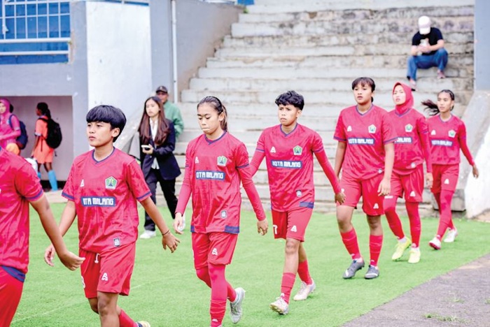 LAKUKAN BANDING: Pemain Sepak Bola Putri Kota Malang memasuki lapangan dalam laga Porprov IX Jawa Timur pekan lalu.