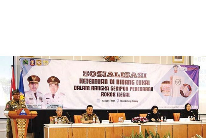 SINERGI: Kepala Satpol PP Kota Malang Heru Mulyono (kiri) memberikan arahan terkait gempur rokok ilegal kepada para peserta di Hotel Pelangi kemarin (30/6).