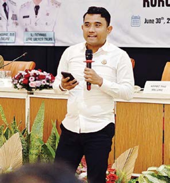 SAMPAIKAN PESAN: Perwakilan Kejari Kota Malang Budi Darmawan menjelaskan hukuman terkait penggunaan rokok ilegal.