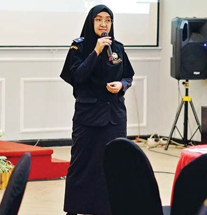 TEGAS: Perwakilan Bea Cukai Malang Agnita Adityawardani memberikan edukasi terkait ciri-ciri rokok ilegal kepada para peserta.