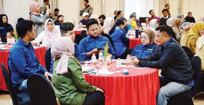 SANTAI TAPI SERIUS: Peserta sosialisasi saling berdiskusi terkait upaya gempur rokok ilegal bersama Pemkot Malang.