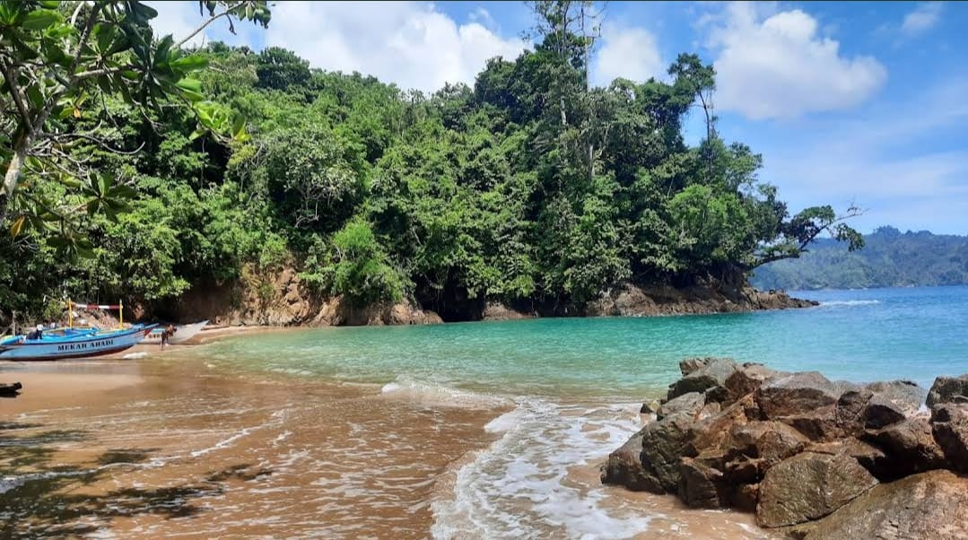 EKSOTIS: Pesona Pantai Bolu-Bolu yang menghadirkan kesejukan alam dan suasana pantai yang menarik.