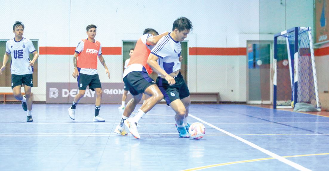 SIAP BERSAING: Pivot Unggul FC Malang Armia Zainul (kanan) dikawal ketat Ikhsani Fajar dalam sesi latihan di Unggul Sports Center pekan lalu.
