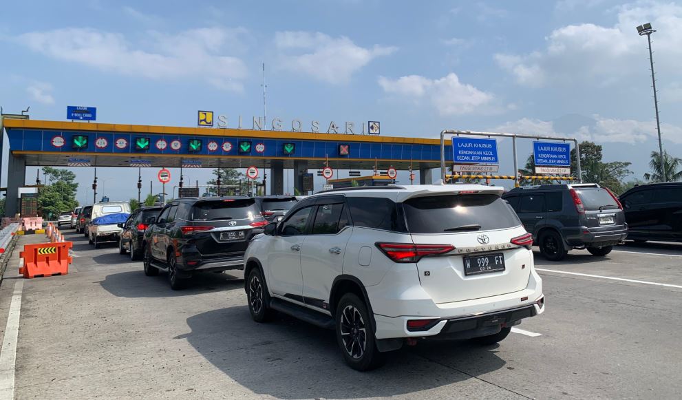 MELONJAK: Kendaraan antre di gerbang tol Singosari kemarin (30/6). Volume kendaraan meningkat sekitar 40 persen dibanding hari biasa.