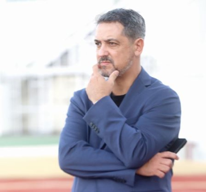 SEGERA GABUNG TIM: Pelatih anyar Arema FC Marcos Santos memantau latihan tim di Stadion Kanjuruhan pada 27 Juni lalu.