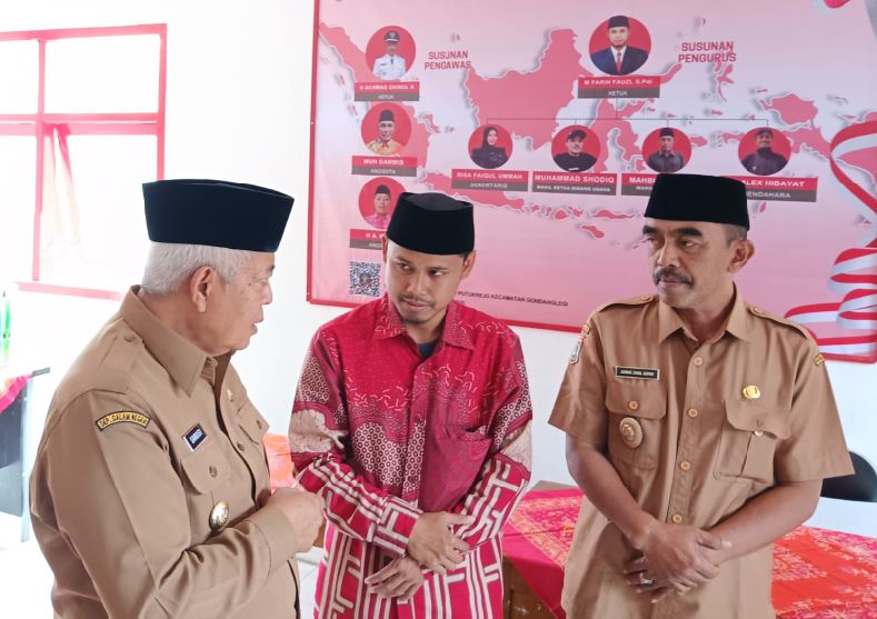 PENINJAUAN: Bupati Malang H M. Sanusi (kiri) meninjau kesiapan Kopdes di Desa Putukrejo, Kecamatan Gondanglegi kemarin (30/6).