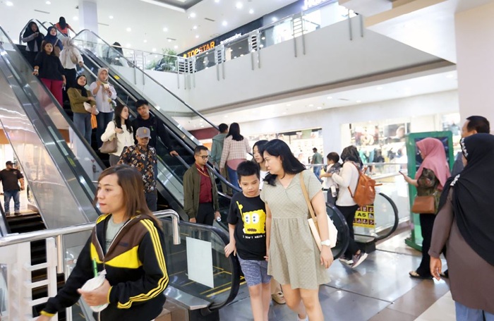 TREN POSITIF: Pengunjung masih tampak memadati Mall Olympic garden kemarin (30/6). Akhir pekan lalu jumlah pengunjung meningkat hingga 40 persen per hari.