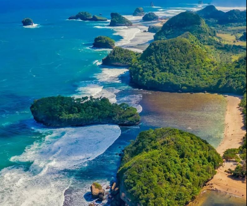 MENAWAN: Pesona Pantai Teluk Asmara yang memikat hati para wisatawan