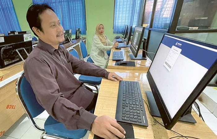 SUDA H SIAP: Panitia SPMB di SMPN 3 mengecek seluruh komputer maupun server jelang pelaksanaan TPA kemarin (1/7).