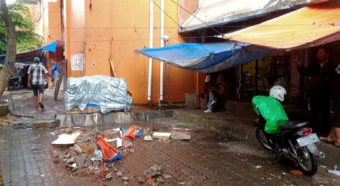 BELUM DIKETAHUI PENYEBABNYA: Reruntuhan tembok lantai tiga Pasar Besar Malang yang ambrol dikumpulkan pedagang kemarin.