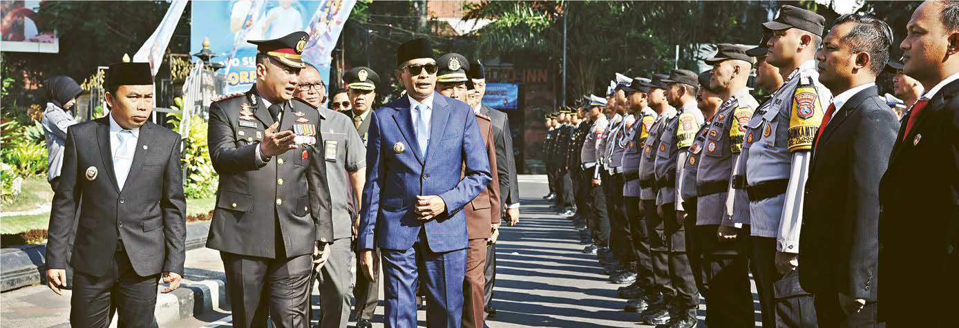 BERSINERGI: Dari kiri, Wakil Wali Kota Malang Ali Muthohirin, Kapolresta Malang Kota Kombes Pol Nanang Haryono, dan Wali Kota Malang Wahyu Hidayat setelah mengikuti apel peringatan Hari Bhayangkara ke