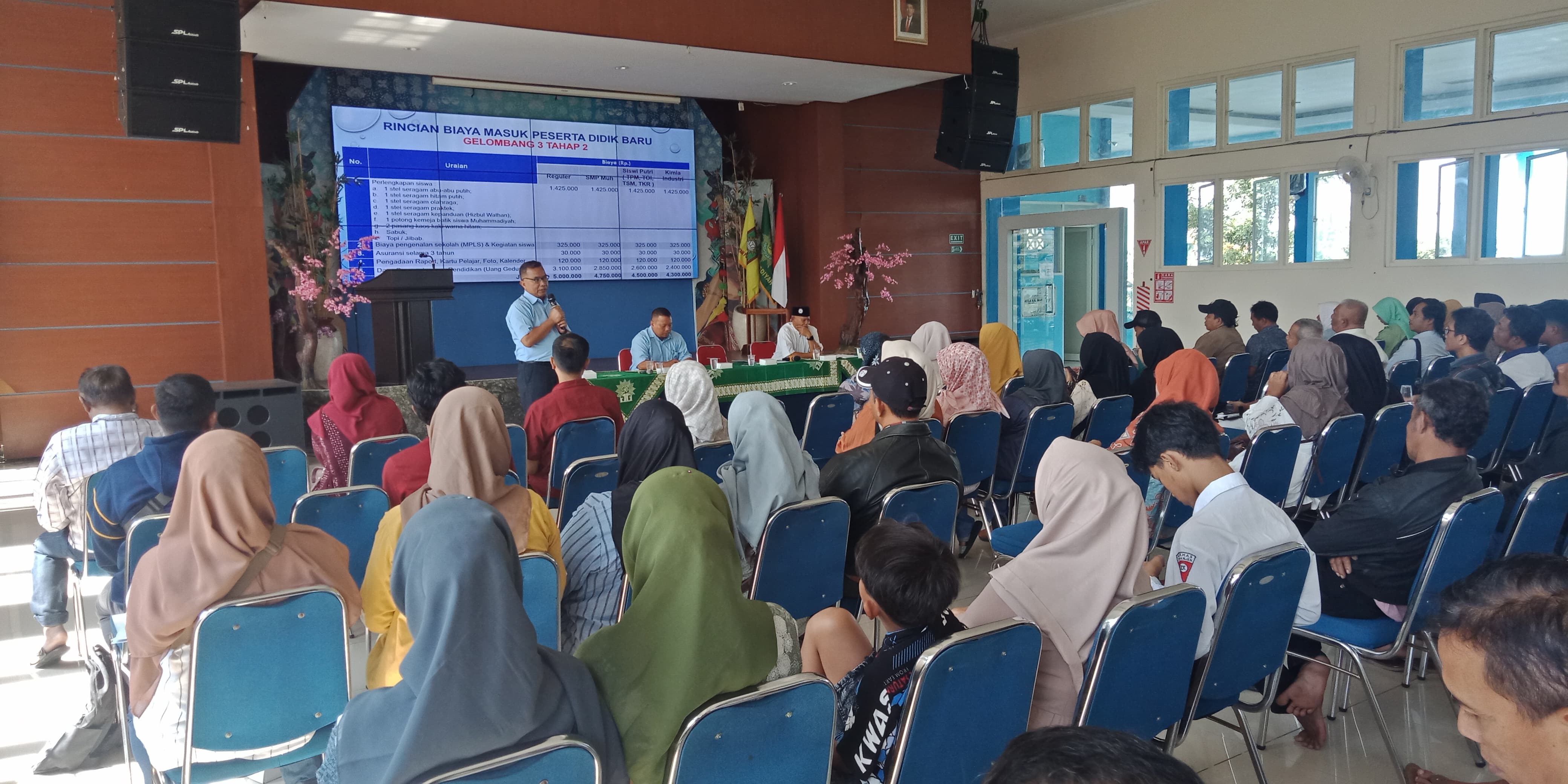 KUOTA PENUH: Para orang tua siswa mendapat pengarahan dari Kepala SMK Muhammadiyah 1 Kepanjen Luqman Hakim kemarin.
