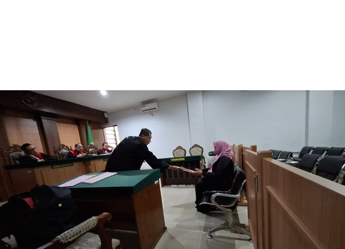 TERDA KWA PENGANIAYAAN: Rumani, 51, warga Desa Argosari, Kecamatan Jabung menjalani sidang di Pengadilan Negeri (PN) Kepanjen kemarin (1/7).