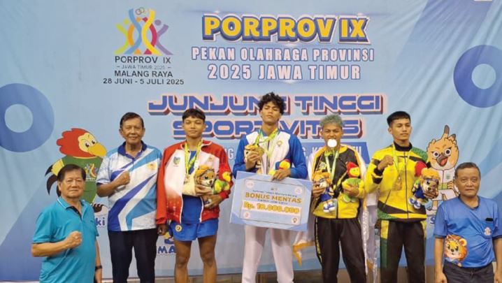 FOTO BERSAMA: Para atlet wushu Kota Malang yang berhasil meraih medali emas di ajang Porprov Jatim 2025 merayakan kemenangan dengan foto bersama. Tampak 1) Ketua Umum Pengurus Kota Wushu Indonesia Mal