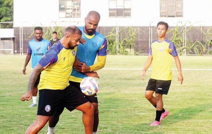 KERJA EKSTRA: Dalberto Luan Belo (kiri) berusaha menjaga bola dalam sesi latihan Arema FC di Lapangan Sepak Bola Universitas Brawijaya pada Senin lalu (30/6).