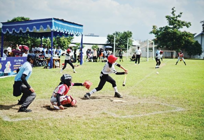 RAIH PERAK: Atlet Baseball Kota Malang berusaha memukul bola hasil lemparan pitcher Kota Surabaya dalam final Porprov IX Jatim di Stadion Cakrawala UM kemarin.