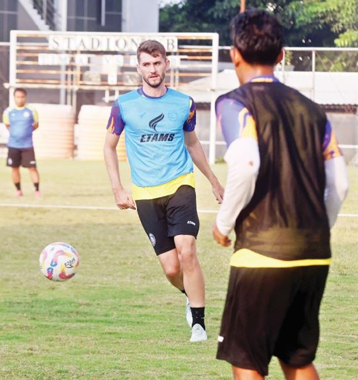 OPTIMITIS: Center Back anyar Arema FC Odivan Koerich berusaha melepaskan umpan dalam sesi latihan di Lapangan Sepak Bola Universitas Brawijaya pada Senin lalu (30/6).