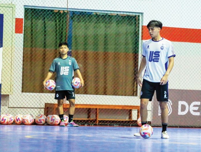 LUPAKAN REUNI: Flank Unggul FC Malang Wais Alkarni mengontrol bola dalam sesi latihan di Unggul Sports Center pada Senin lalu (30/6).
